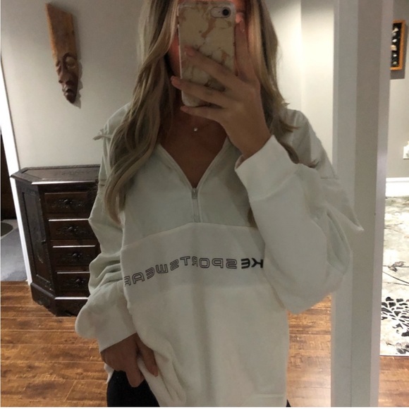 Nike Tops - Nike sweater